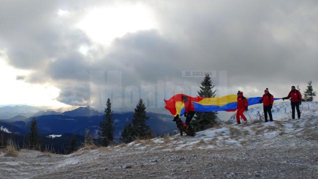 Salvamontiștii suceveni au arborat Drapelul Tricolor pe muntele Rarău