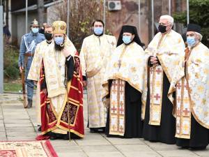 Episcopul vicar Damaschin si un sobor de preoti au oficiat ceremonia religioasă