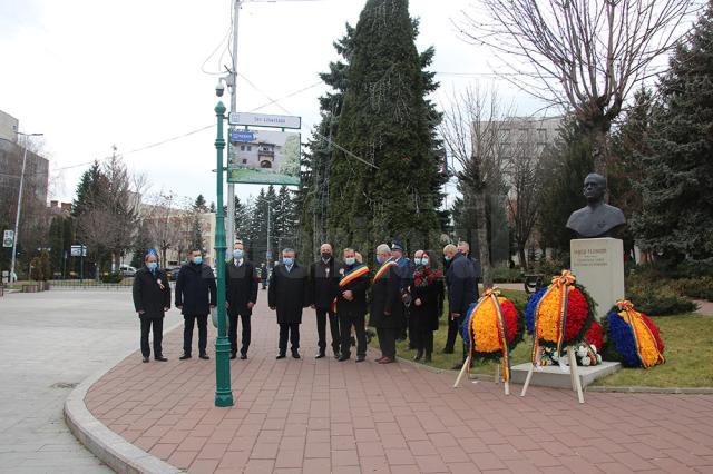 Ziua Bucovinei, marcată la Suceava printr-o ceremonie de depunere de coroane la statuia unionistului Iancu Flondor