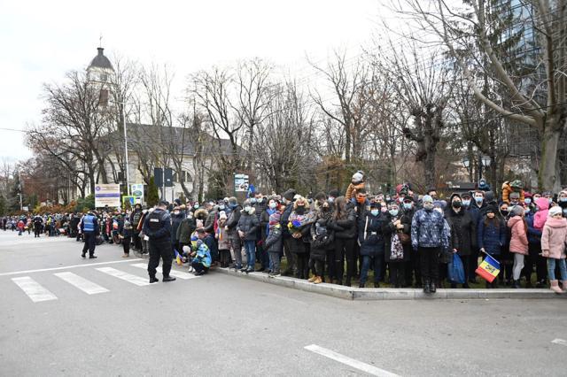 Doi metri de pas de defilare, „parada” oferită celor peste 2.000 de oameni veniți să asiste la sărbătorirea oficială a Zilei Naționale, la Suceava