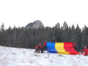 Drapelul României a fost urcat pe muntele Rarău de salvamontiștii suceveni
