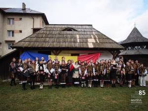 Coruri de copii care au cantat de Ziua Bucovinei si de Ziua Nationala, la Muzeul Arta Lemnului