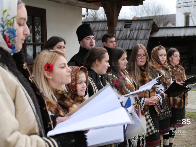 Coruri de copii care au cantat de Ziua Bucovinei si de Ziua Nationala, la Muzeul Arta Lemnului