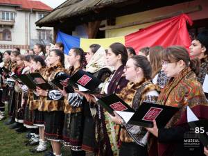 Coruri de copii care au cantat de Ziua Bucovinei si de Ziua Nationala, la Muzeul Arta Lemnului 3