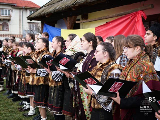 Coruri de copii care au cantat de Ziua Bucovinei si de Ziua Nationala, la Muzeul Arta Lemnului