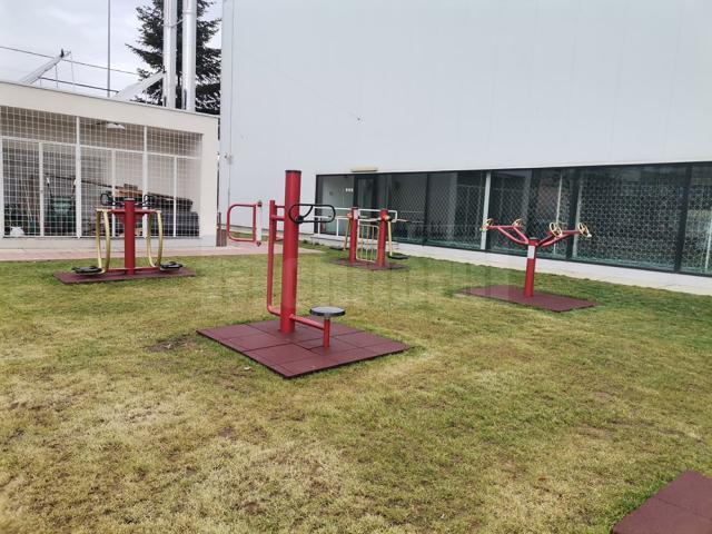 În curtea sălii de sport din Berchișești a fost amenajat un spaţiu cu echipamente de fitness