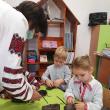 Mai mulți preșcolari de la Grădinița ,,Luminița” Siret au învățat cum se confecționează opincile
