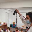 Mai mulți preșcolari de la Grădinița ,,Luminița” Siret au învățat cum se confecționează opincile