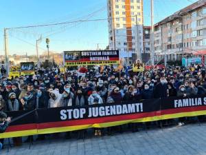 Sute de suceveni au ieșit în stradă pentru a susține cauza unei familii de români, căreia Protecția Copilului din Germania i-a luat cei șapte copii