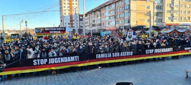 Sute de suceveni au ieșit în stradă pentru a susține cauza unei familii de români, căreia Protecția Copilului din Germania i-a luat cei șapte copii