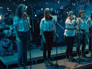 Corul de copii „Așezământul Sf. Leontie” Rădăuți în concert live cu trupa Subcarpați