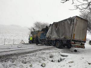 Accident pe E 85, la Roșiori, în condiții de carosabil acoperit cu zăpadă frământată