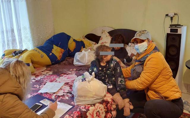 Cadouri pentru copii necăjiți de la Șcheia. Polițiștii au identificat și două cazuri noi de neglijență în familie