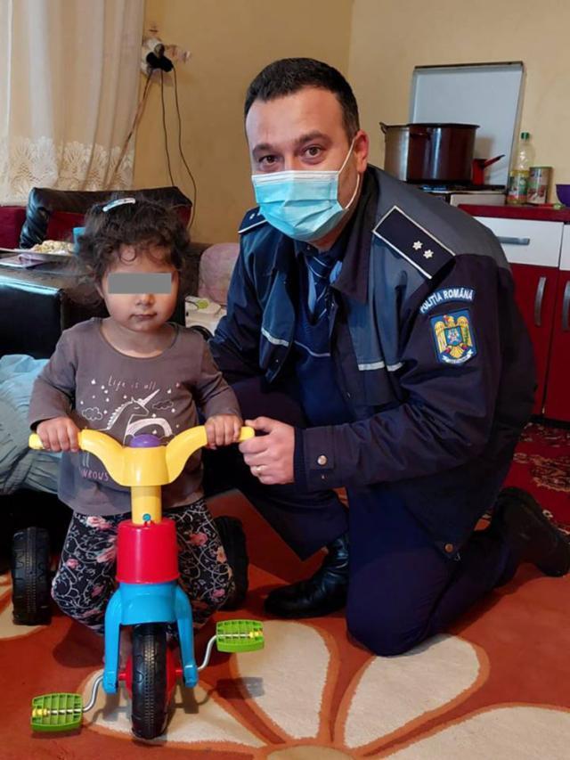 Cadouri pentru copii necăjiți de la Șcheia. Polițiștii au identificat și două cazuri noi de neglijență în familie