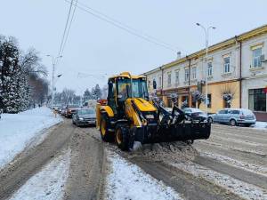 Utilajele SC Servicii Comunale SA au intervenit pe drumurile din Rădăuţi
