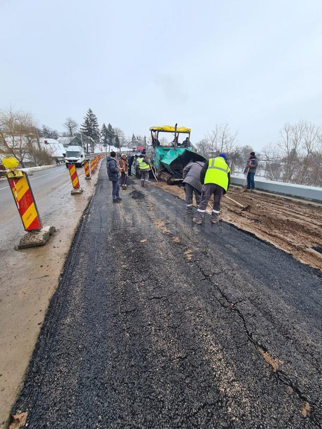 Asfaltare direct pe un pat de noroi, la Ilișești