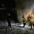 Un bărbat a suferit arsuri și a ajuns la spital după un incendiu care i-a distrus parțial casa