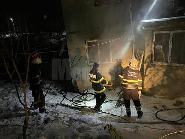 Un bărbat a suferit arsuri și a ajuns la spital după un incendiu care i-a distrus parțial casa