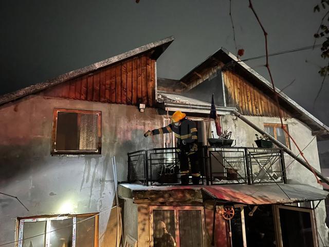 Un bărbat a suferit arsuri și a ajuns la spital după un incendiu care i-a distrus parțial casa