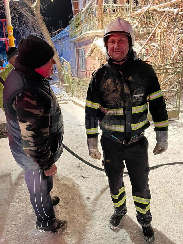 Un bărbat a suferit arsuri și a ajuns la spital după un incendiu care i-a distrus parțial casa