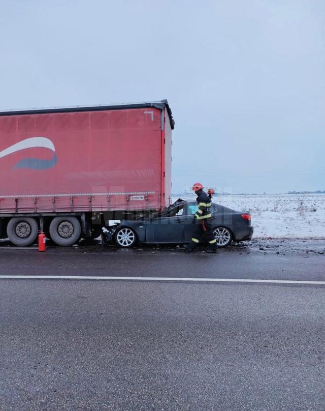 A intrat cu autoturismul sub un tir și a scăpat cu traumatisme ușoare