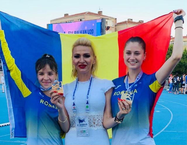 Antrenoarea Elena Erzilia Țîmpău alături de cele două sportive