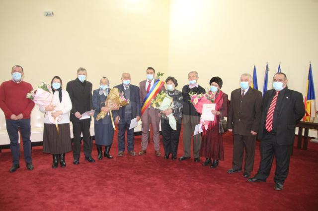 Șase cupluri din comuna Pătrăuți care au împlinit 50 de ani de căsătorie au primit din partea primarului Adrian Isepciuc titlul „Model de viață”