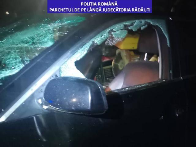 Polițiștii au fost nevoiți să spargă un geam pentru a-i captura