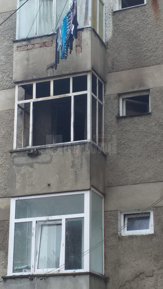 Lucrătorii Serviciului Voluntar pentru Situații de Urgență Broșteni au reușit să stingă incendiul rapid