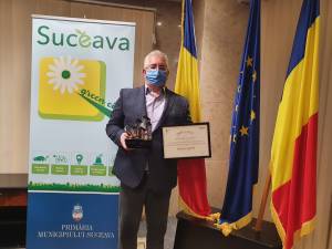 Primarul Ion Lungu cu premiile de Excelență primite la Gala AMR 2021