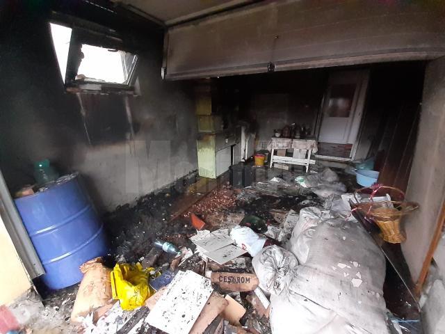 Mansarda și garajul unei gospodării din Șcheia, cuprinse de flăcări