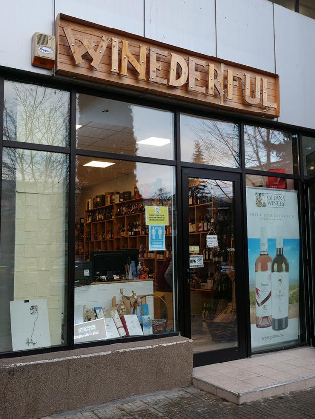 Magazinul Winederful, situat lângă magazinul universal Bucovina, colț cu Profi