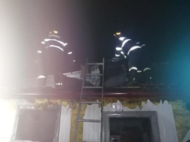 Încă o casă distrusă de un incendiu izbucnit în plină noapte