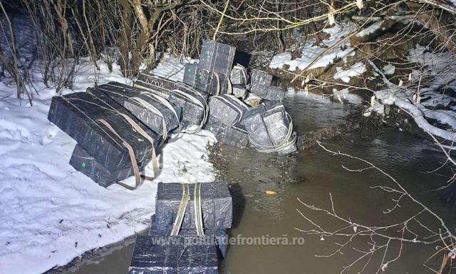 15.000 de pachete de țigări de contrabandă, abandonate în albia unui pârâu