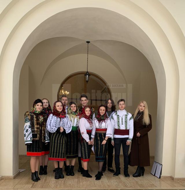Grupul vocal „Sf. Daniil Sihastrul” al Colegiului Național „Eudoxiu Hurmuzachi”, la colindat