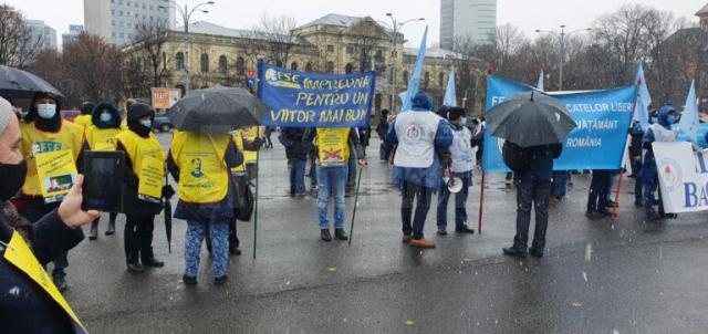 O delegație a Alianței Sindicatelor din Învățământ (ASI) Suceava protestează la București