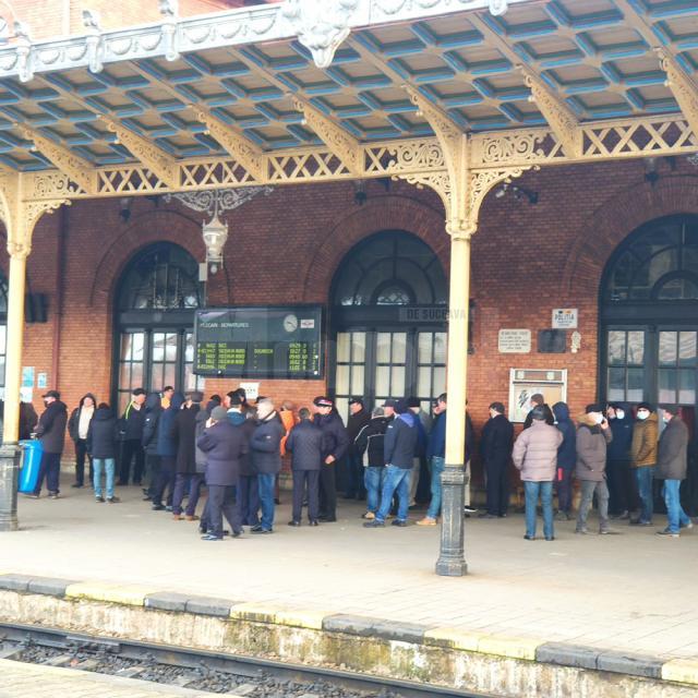 Călători ținuți ore în șir în trenuri oprite în urma unei greve spontane care a escaladat în trafic paralizat