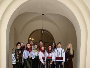 Grupul vocal „Sf. Daniil Sihastrul” al Colegiului Național „Eudoxiu Hurmuzachi”, la colindat