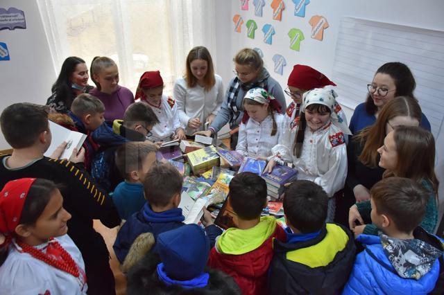 Biblioteca școlii din Solonețu Nou s-a îmbogățit cu 130 de volume