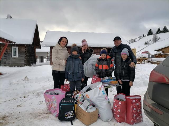 Învățătoarea Nicoleta Bogoş și „Licuricii Fericiţi” au sărit în ajutorul familiei cu șase copii din Izvoarele Sucevei, familie care și-a pierdut toată agoniseala într-un incendiu
