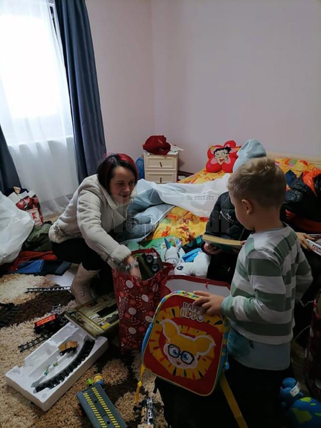 Învățătoarea Nicoleta Bogoş și „Licuricii Fericiţi” au sărit în ajutorul familiei cu șase copii din Izvoarele Sucevei, familie care și-a pierdut toată agoniseala într-un incendiu