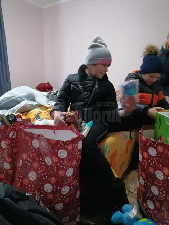 Învățătoarea Nicoleta Bogoş și „Licuricii Fericiţi” au sărit în ajutorul familiei cu șase copii din Izvoarele Sucevei, familie care și-a pierdut toată agoniseala într-un incendiu