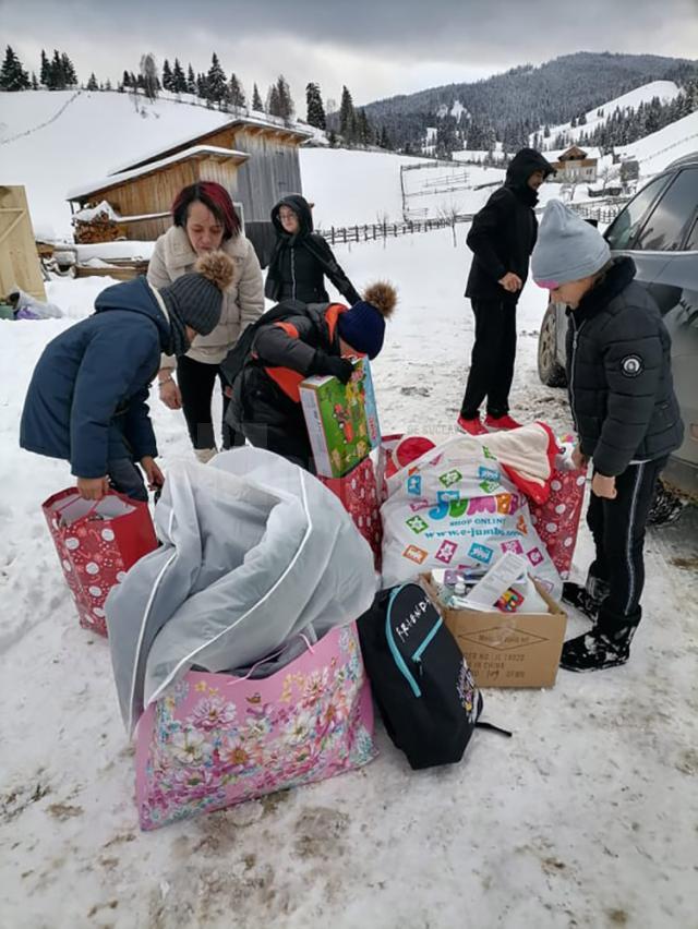 Învățătoarea Nicoleta Bogoş și „Licuricii Fericiţi” au sărit în ajutorul familiei cu șase copii din Izvoarele Sucevei, familie care și-a pierdut toată agoniseala într-un incendiu