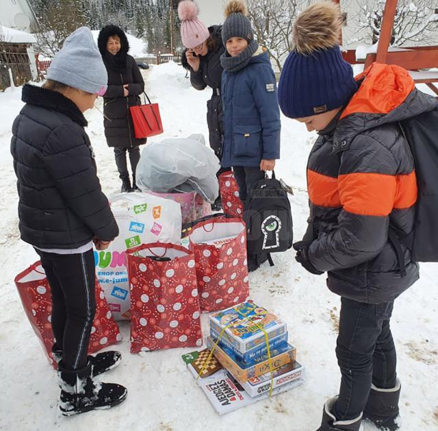 Învățătoarea Nicoleta Bogoş și „Licuricii Fericiţi” au sărit în ajutorul familiei cu șase copii din Izvoarele Sucevei, familie care și-a pierdut toată agoniseala într-un incendiu