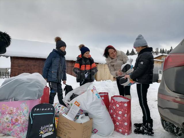 Învățătoarea Nicoleta Bogoş și „Licuricii Fericiţi” au sărit în ajutorul familiei cu șase copii din Izvoarele Sucevei, familie care și-a pierdut toată agoniseala într-un incendiu