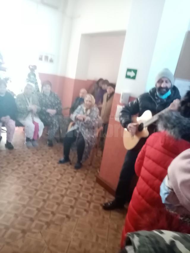 „Bunicii” de la Căminul pentru Persoane Vârstnice Solca, colindați de elevi de la Soloneț  (3).jpg