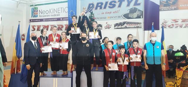 Sportivii participanți la Campionatul National de Co Vo Dao