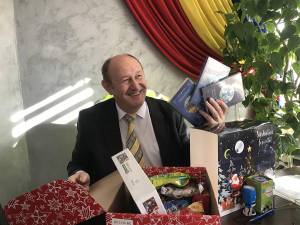 Primarul Vasile Andriciuc a spus că elevii au primit cărți din partea lui Moș Crăciun pentru a fi încurajați să citească cât mai mult