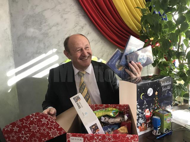 Primarul Vasile Andriciuc a spus că elevii au primit cărți din partea lui Moș Crăciun pentru a fi încurajați să citească cât mai mult