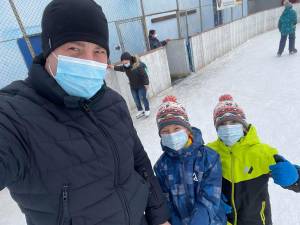 Lucian Harșovschi, alături de băieții săi, pe gheața Patinoarului Areni